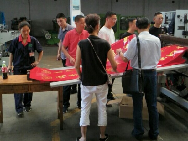 對(duì)聯(lián)燙金機(jī)試機(jī)客戶(hù)連連稱(chēng)贊！